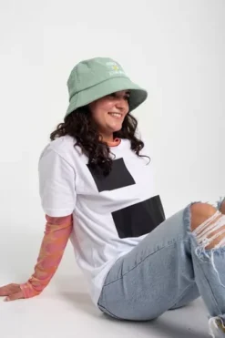 Playera Edición Especial Logo Marca Igualdad 8 Playera Edición Especial Logo Marca Igualdad -Promos Tops Deportivos Magasin D NQ NP 900536 MLM51507965535 092022 O