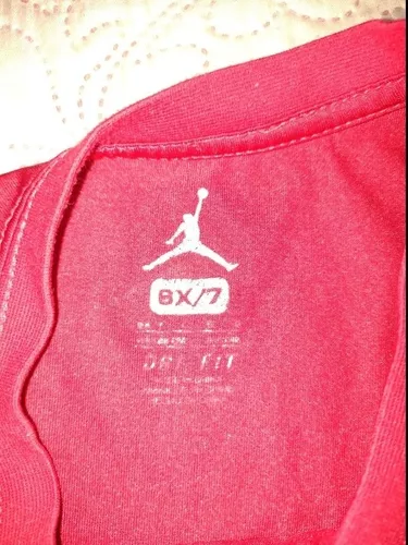 Playera Roja Para Niño. Jordan. Dri Fit. Licra. Talla 7 Años 6 Playera Roja Para Niño. Jordan. Dri Fit. Licra. Talla 7 Años – Image 6